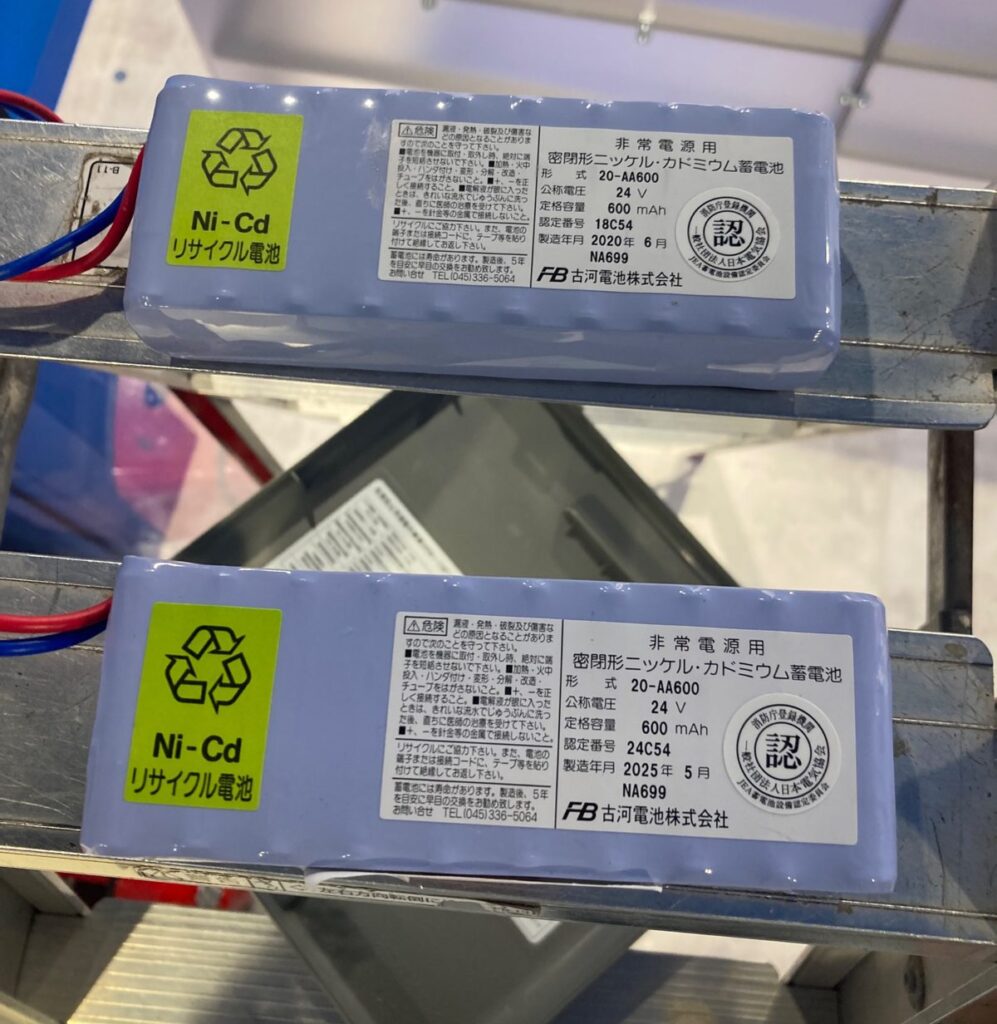 制御盤の非常電源用蓄電池（上が取り外した2020年6月製、下が新しい2025年5月製）