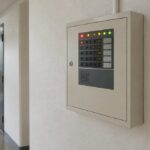 マンションの共用廊下に設置された火災受信機
