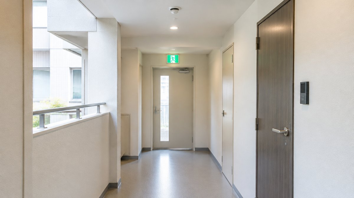 避難口誘導灯がある集合住宅の廊下